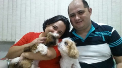 Mariana e Paulo optaram pelo serviço de pet sitter da MariAmarela Pet Care para o Dendê e a Cacau.